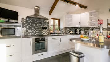 Cottage | Private kitchen | Fridge, electric kettle, toaster, cookware/dishes/utensils