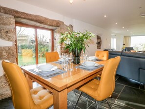 Cottage | Private kitchen | Fridge, electric kettle, toaster, cookware/dishes/utensils - Sleepy Fox (Bodmin)