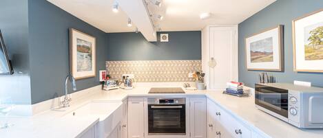 Mökki | Yksityinen keittiö | Jääkaappi, astianpesukone, keittoastiat/astiat/ruokailuvälineet