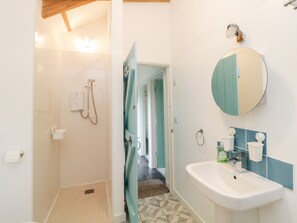 Cottage | Bathroom | Shower - The Old Haybarn (Newton Abbot)