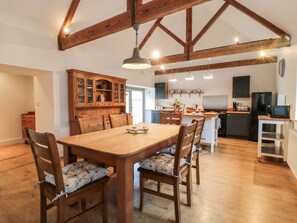 Cottage | Private kitchen | Fridge, microwave, dishwasher, electric kettle