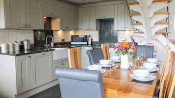 Cottage | Private kitchen | Fridge, dishwasher, electric kettle, toaster