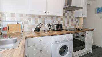 Cottage | Private kitchen | Fridge, electric kettle, toaster, cookware/dishes/utensils