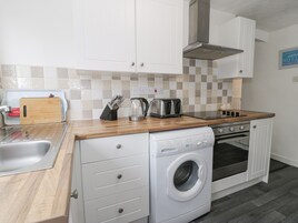 Refrigerador, tetera/pava eléctrica, tostadora, utensilios de cocina