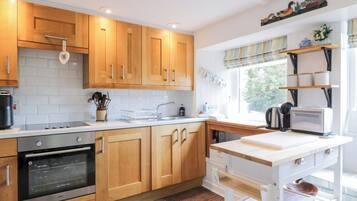 Cottage | Private kitchen | Fridge, electric kettle, toaster, cookware/dishes/utensils