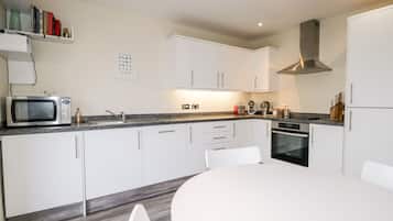 Cottage | Private kitchen | Fridge, microwave, dishwasher, cookware/dishes/utensils