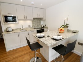 Cottage | Private kitchen | Fridge, dishwasher, electric kettle, toaster