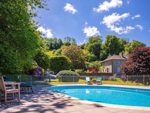 Una piscina techada, una piscina al aire libre