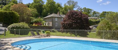 Una piscina techada, una piscina al aire libre