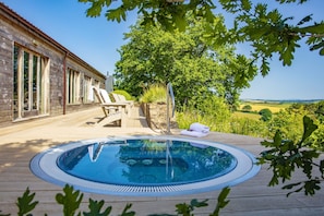 Sisäuima-allas, ulkouima-allas