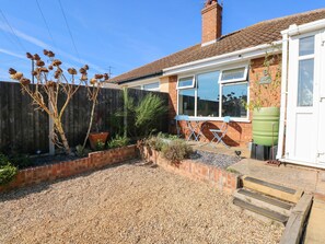 Cottage | Terrace/patio - Honeybees Haven (Hunstanton)