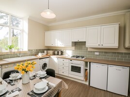 Cottage | Private kitchen | Fridge, microwave, dishwasher, electric kettle