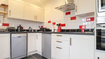 Cottage | Private kitchen | Fridge, dishwasher, cookware/dishes/utensils