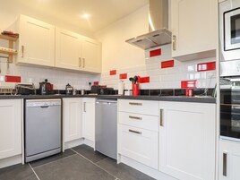 Cottage | Private kitchen | Fridge, dishwasher, cookware/dishes/utensils