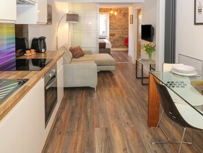 Casa de campo | Cocina privada | Refrigerador, tetera eléctrica, tostadora y utensilios de cocina 