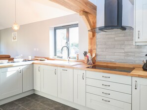 Cottage | Private kitchen | Fridge, dishwasher, electric kettle, toaster - 1 Stud Cottage (Norwich)