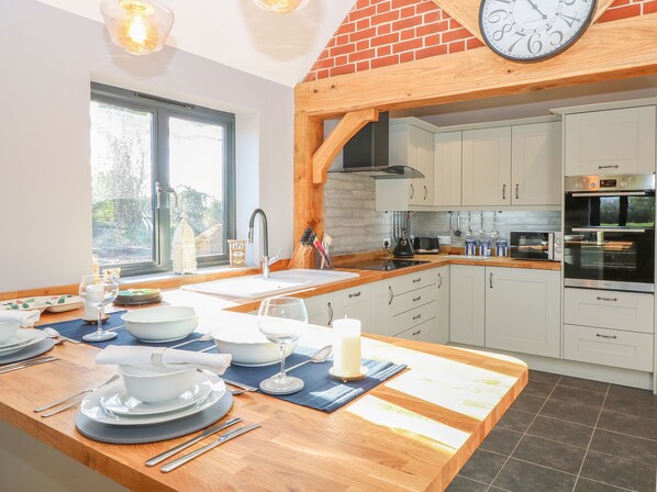 Cottage | Private kitchen | Fridge, dishwasher, electric kettle, toaster - 1 Stud Cottage (Norwich)