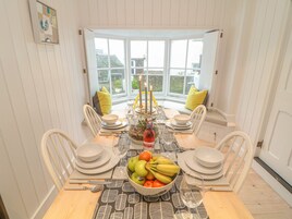 Refrigerador, lavavajillas, tetera/pava eléctrica, tostadora