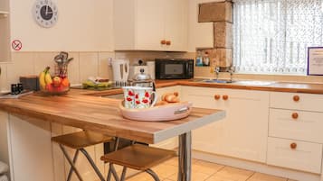 Feriehus | Privat køkken | Køleskab, elkedel, brødrister, køkkentøj/tallerkener/redskaber