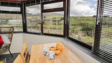 Cottage | Private kitchen | Fridge, electric kettle, toaster, cookware/dishes/utensils