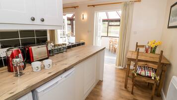 Cottage | Private kitchen | Fridge, electric kettle, toaster, cookware/dishes/utensils