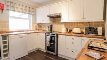 Cottage | Private kitchen | Fridge, dishwasher, cookware/dishes/utensils