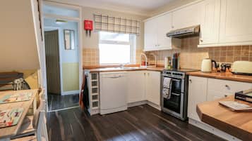 Cottage | Private kitchen | Fridge, dishwasher, cookware/dishes/utensils