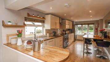 Cottage | Bếp riêng | Tủ lạnh, máy rửa bát, dụng cụ nấu nướng/bát dĩa/dao nĩa