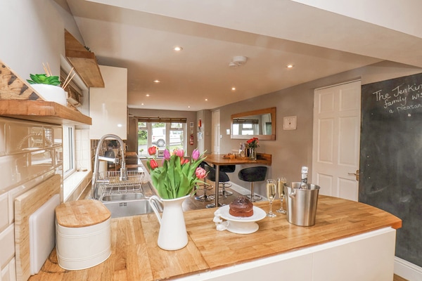 Cottage | Dining