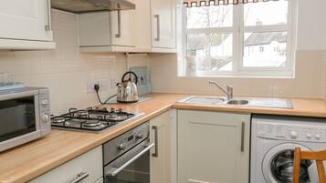 Cottage | Private kitchen | Fridge, electric kettle, toaster, cookware/dishes/utensils