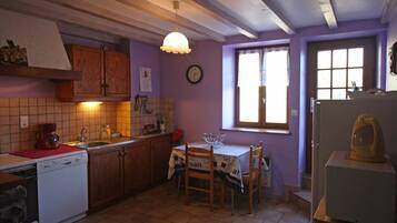 Een koelkast, een microgolfoven, een vaatwasser