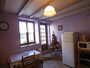 Fridge, microwave, dishwasher - Family-Friendly Countryside Cottage with Modern Amenities, Near Thermal Baths and Nature Spots (Le Val-d'Ajol)