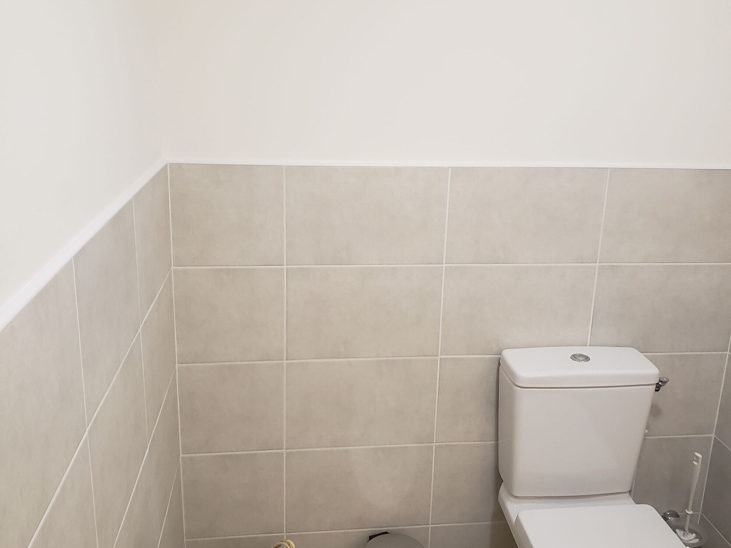 Une salle de bain avec des toilettes et un bidet.