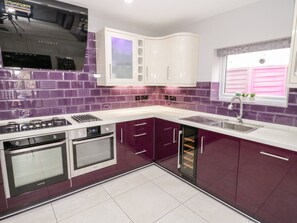 Cottage | Private kitchen | Fridge, dishwasher, electric kettle, toaster