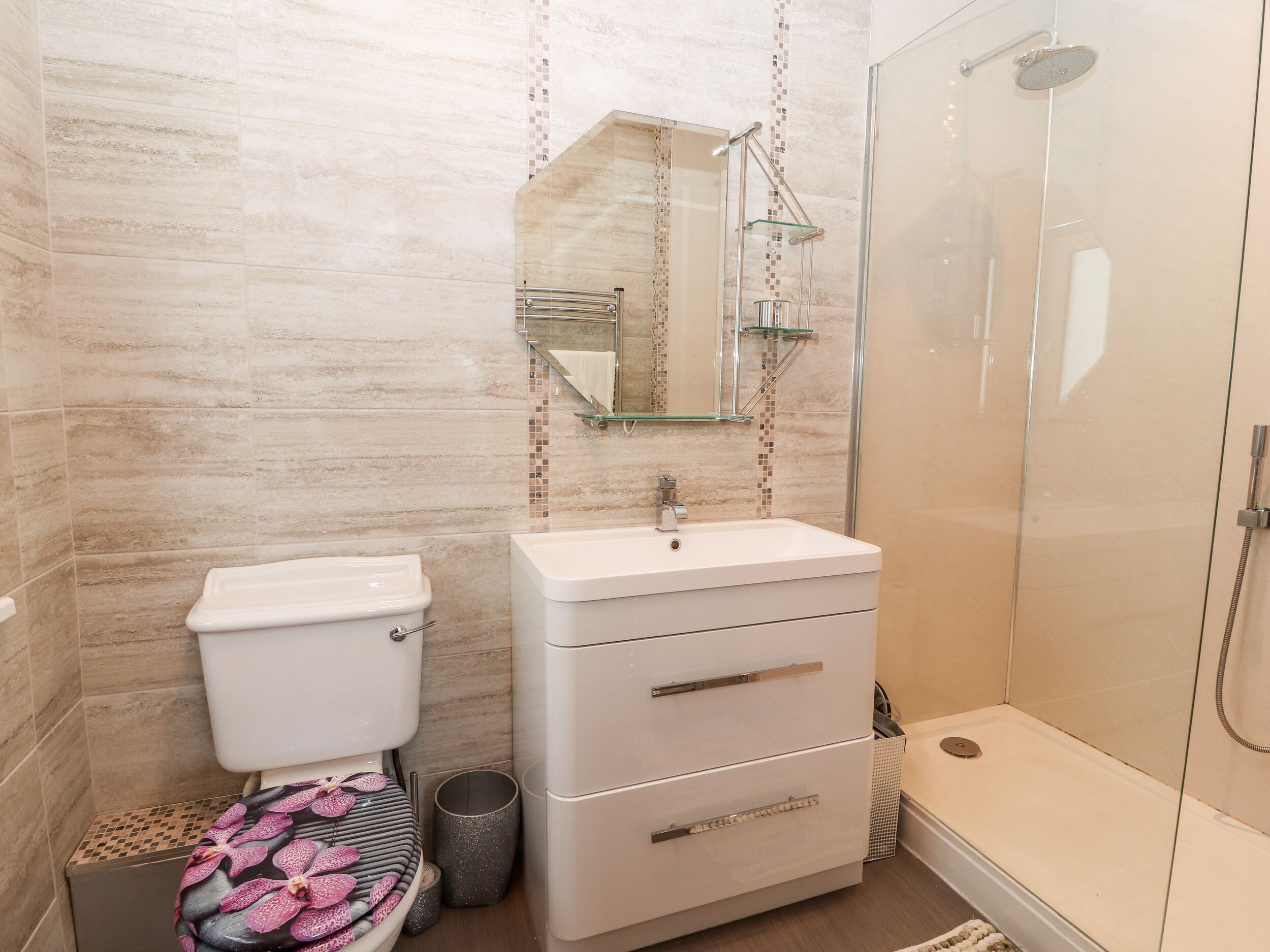 Un baño con inodoro, lavamanos y ducha.