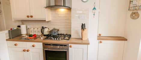 Cottage | Private kitchen | Fridge, dishwasher, electric kettle, toaster