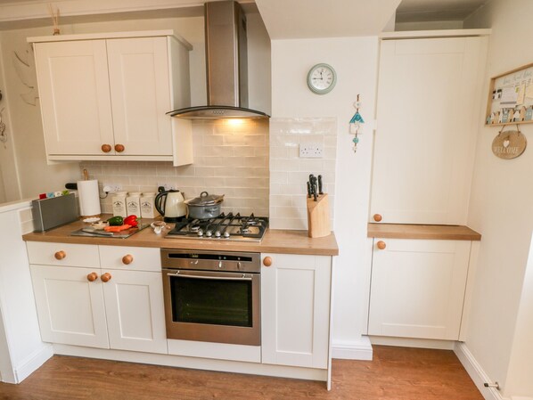 Cottage | Private kitchen | Fridge, dishwasher, electric kettle, toaster