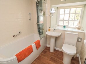 Un bagno con vasca, doccia, lavandino e WC.