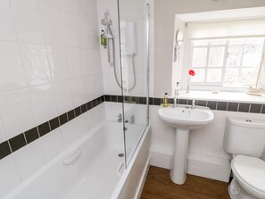 Une salle de bain avec une baignoire, un lavabo et des toilettes.