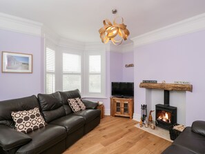 Cottage | Living room | Fireplace
