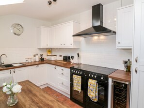 Cottage | Private kitchen | Dishwasher, cookware/dishes/utensils