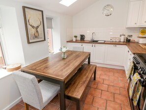Cottage | Private kitchen | Fridge, dishwasher, electric kettle, toaster - Ivy Bank (Thornhill)