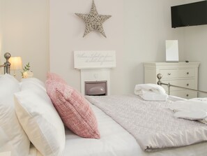 2 Schlafzimmer, individuell dekoriert, individuell eingerichtet