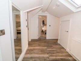 6 habitaciones, decoración personalizada, muebles diferentes y cunas 