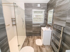 Cottage | Bathroom | Shower - Argraig (Pwllheli)