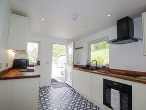 Cottage | Private kitchen | Fridge, microwave, cookware/dishes/utensils