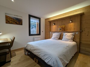 5 bedrooms, desk, iron/ironing board, free WiFi