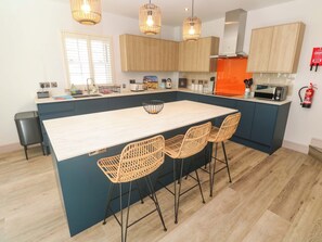 Cottage | Private kitchen | Fridge, microwave, dishwasher, electric kettle