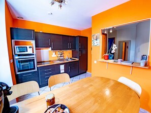 Fridge, microwave, dishwasher - Spacious 2-Bed Apartment Near City Center with Garden Access & Private Parking (Chantraine)