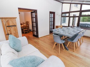 Cottage | Dining